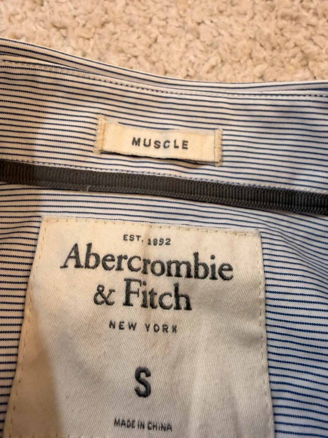 🔵 Chemise Abercrombie & Fitch à Rayures - Élégance Décontractée
