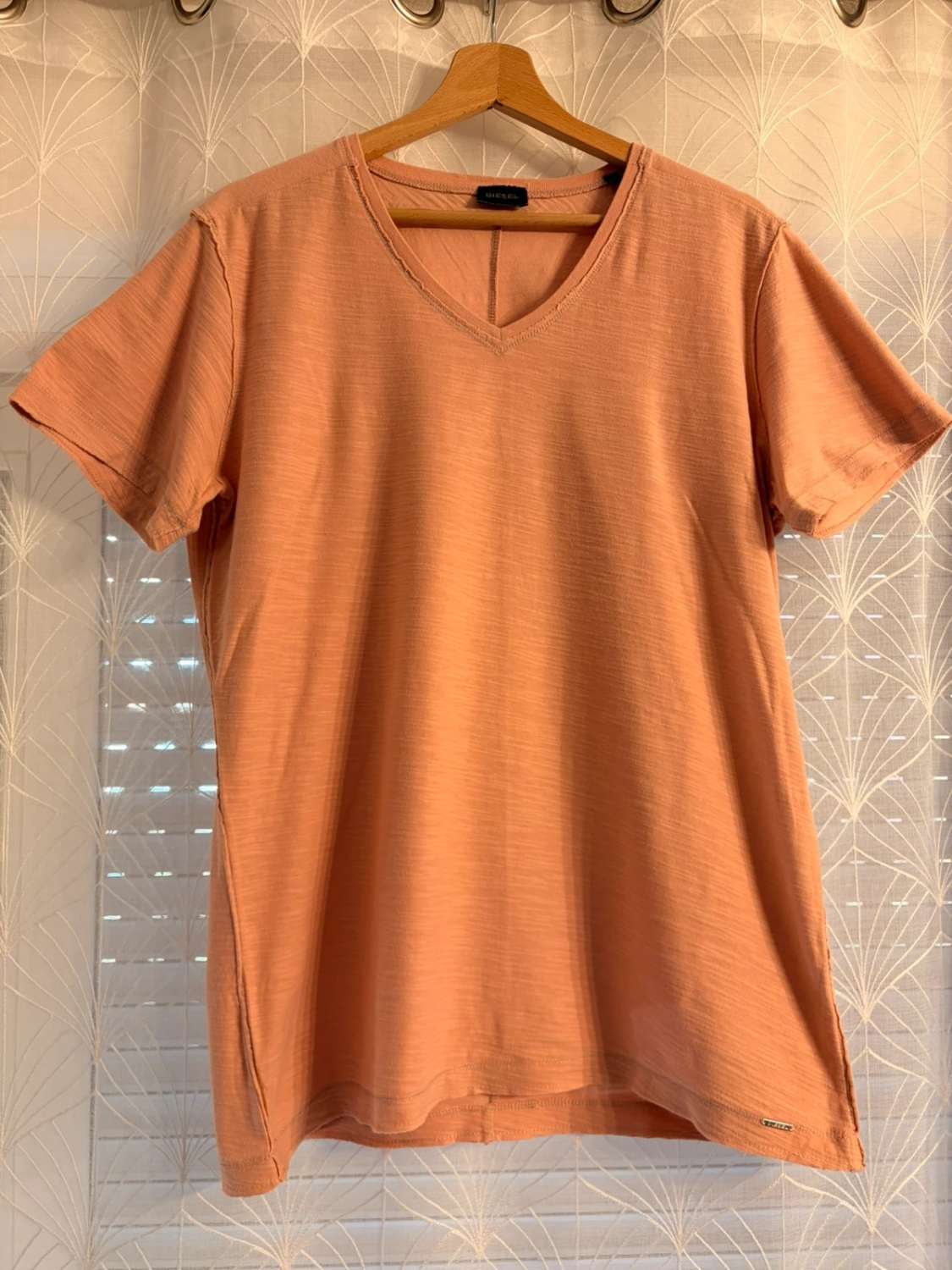 🍑 T-shirt Diesel Col V Abricot - Style Décontracté & Unique