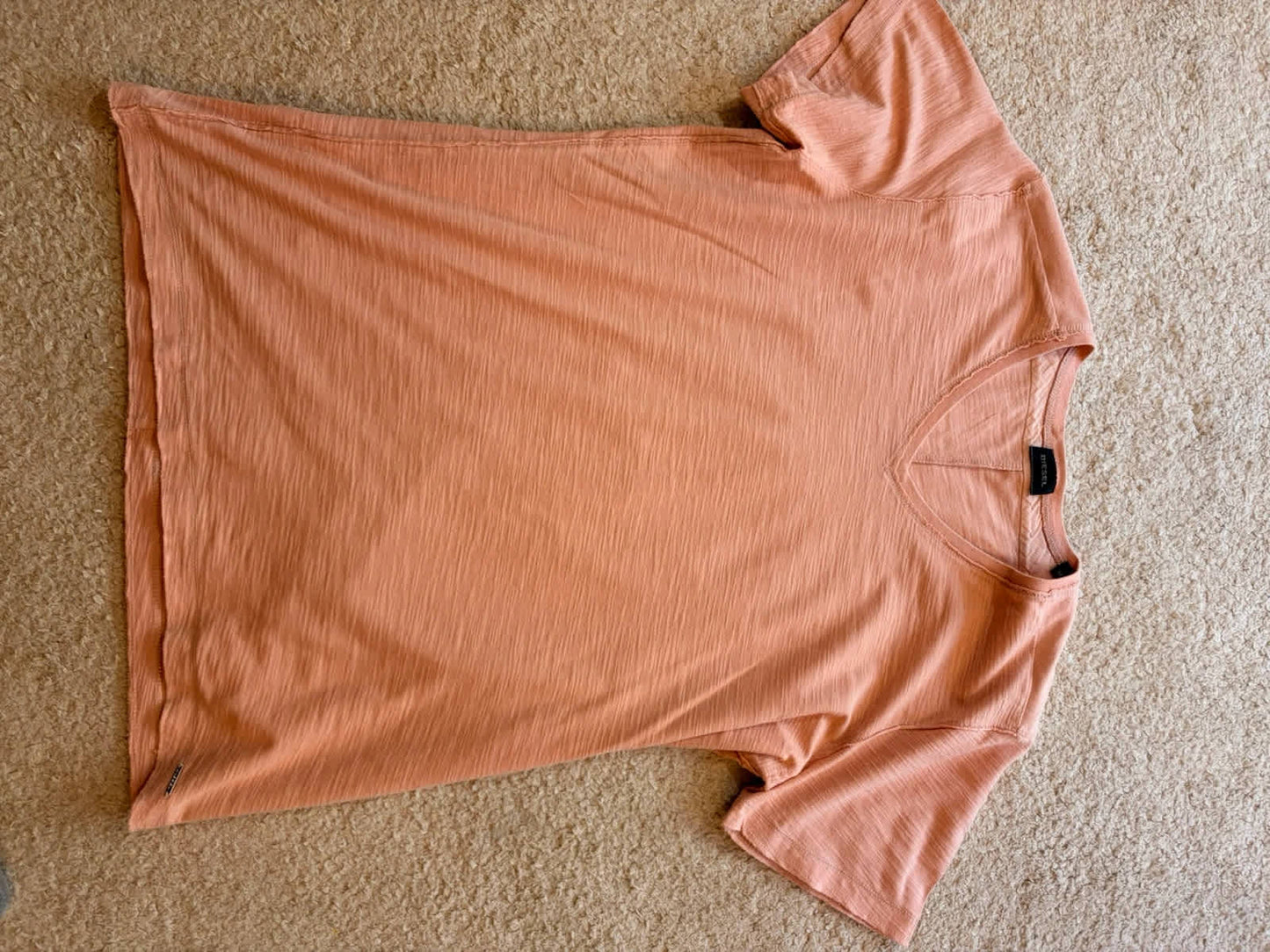 🍑 T-shirt Diesel Col V Abricot - Style Décontracté & Unique