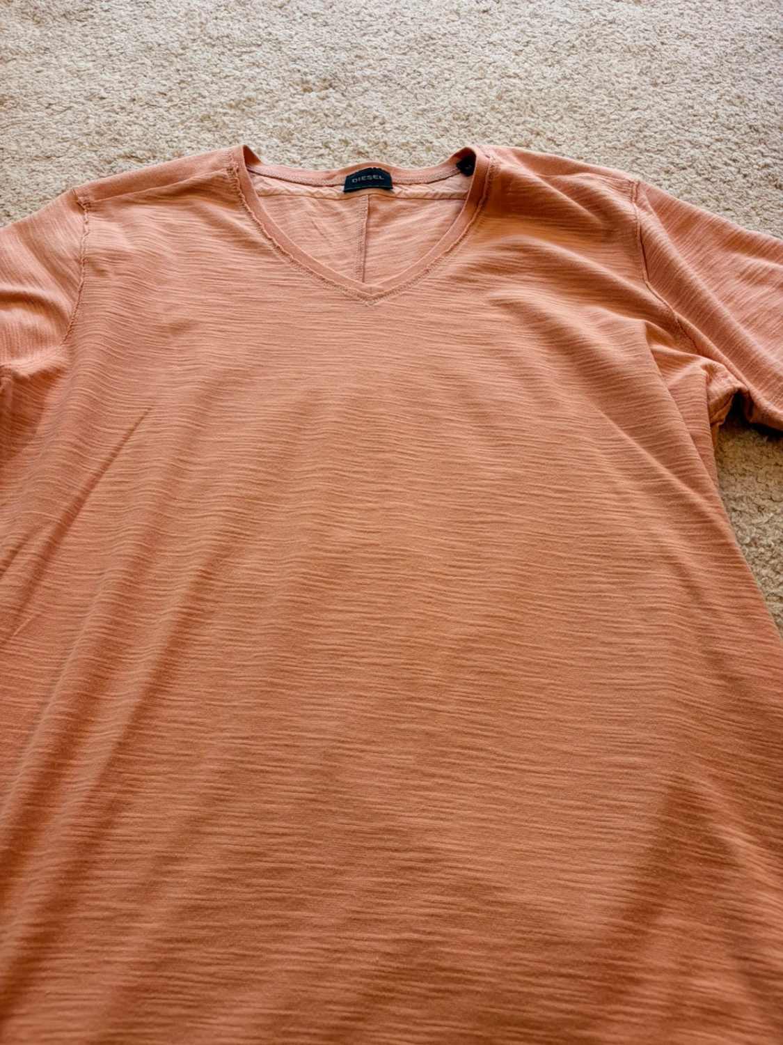 🍑 T-shirt Diesel Col V Abricot - Style Décontracté & Unique