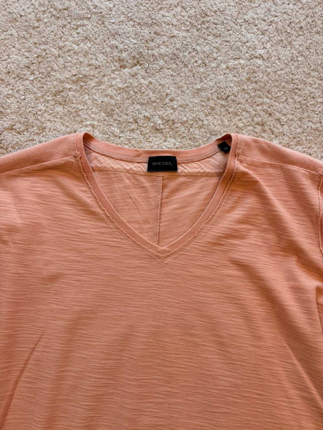 🍑 T-shirt Diesel Col V Abricot - Style Décontracté & Unique