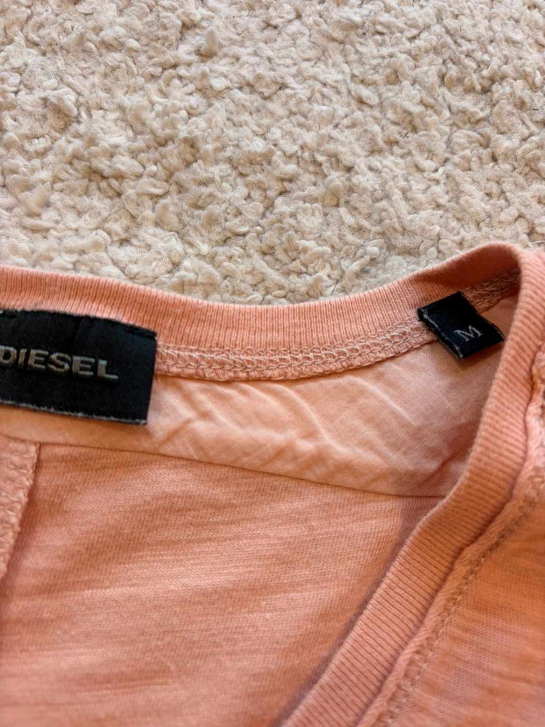 🍑 T-shirt Diesel Col V Abricot - Style Décontracté & Unique