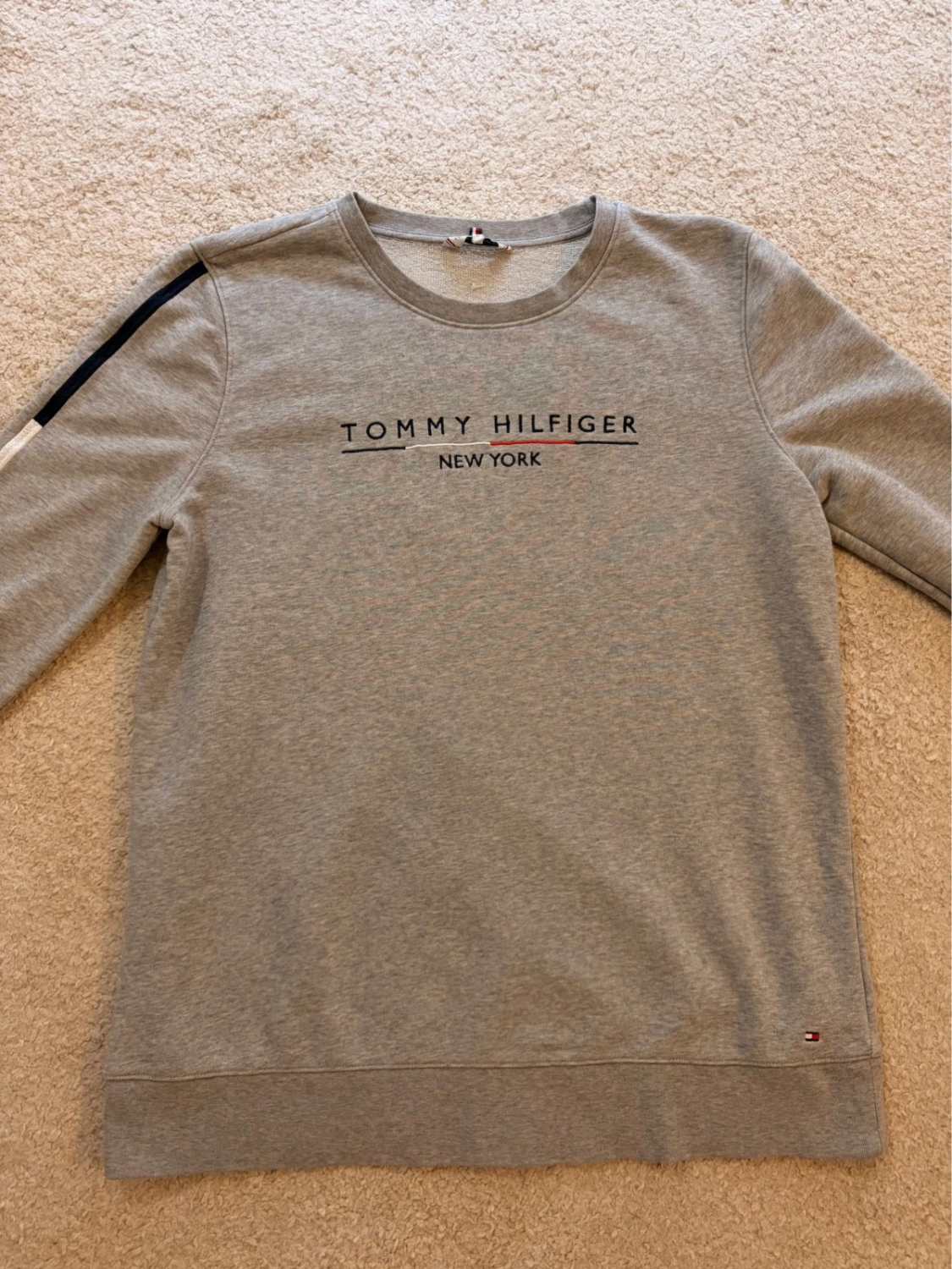 🔶 Pull Tommy Hilfiger Logo Brodé Gris - Chic & Confortable