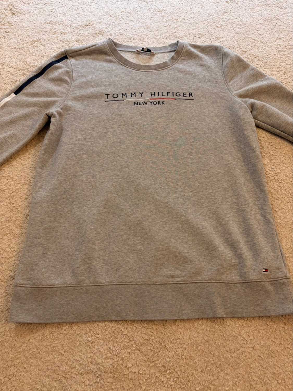 🔶 Pull Tommy Hilfiger Logo Brodé Gris - Chic & Confortable