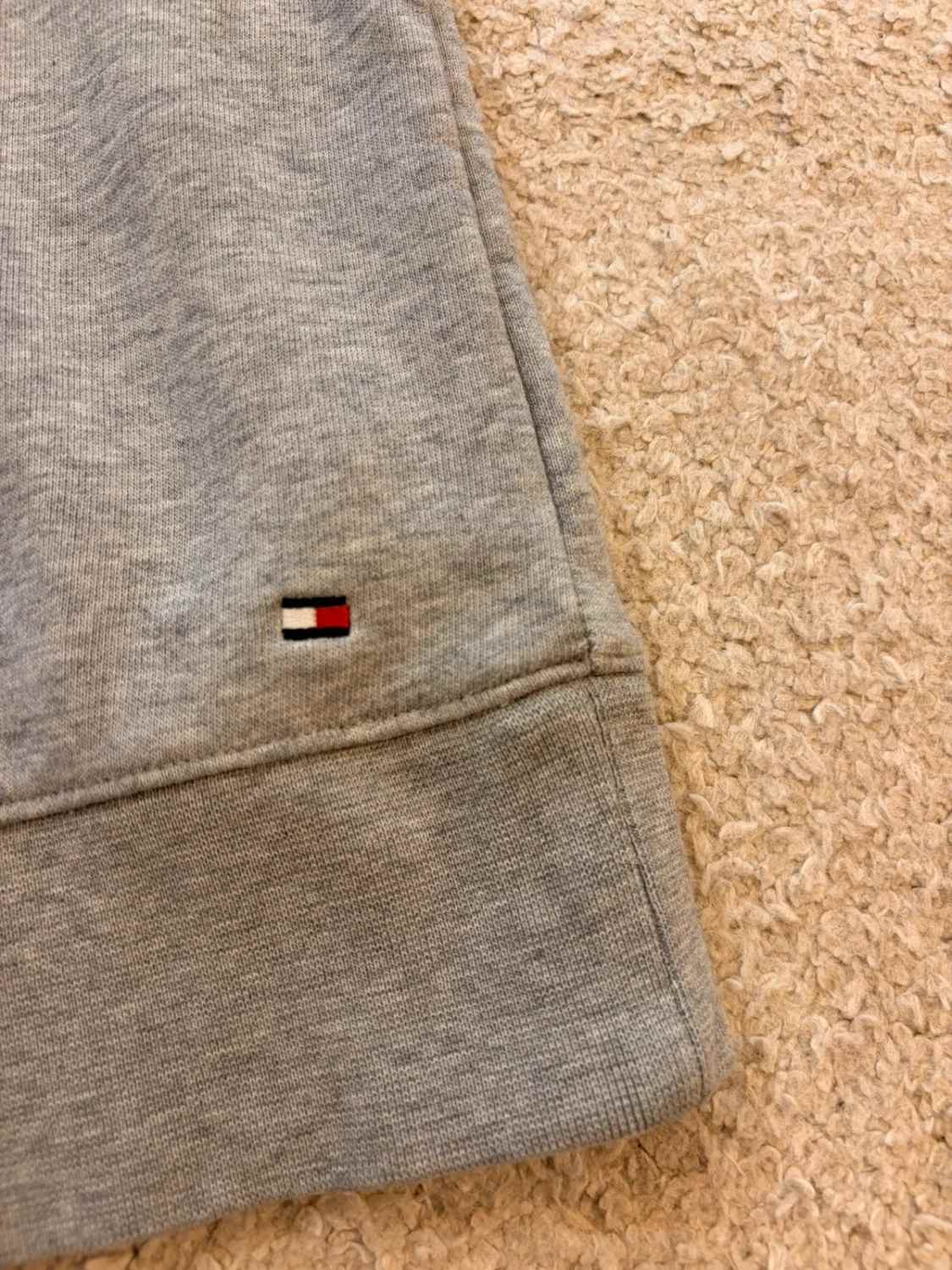🔶 Pull Tommy Hilfiger Logo Brodé Gris - Chic & Confortable