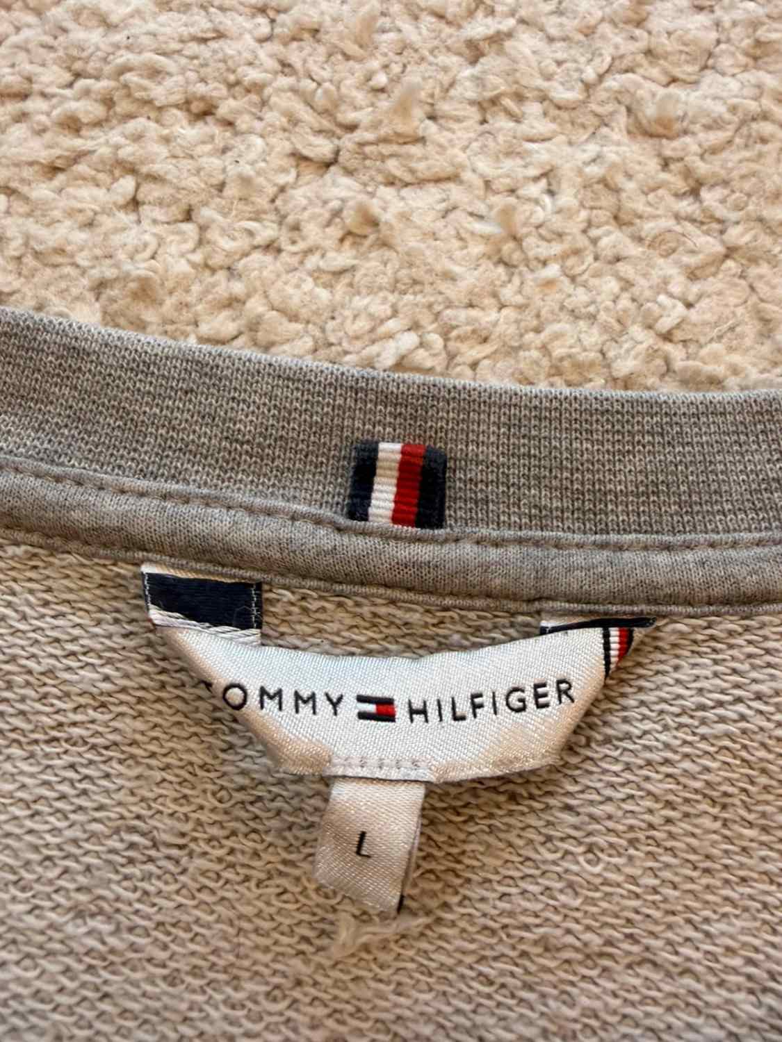 🔶 Pull Tommy Hilfiger Logo Brodé Gris - Chic & Confortable