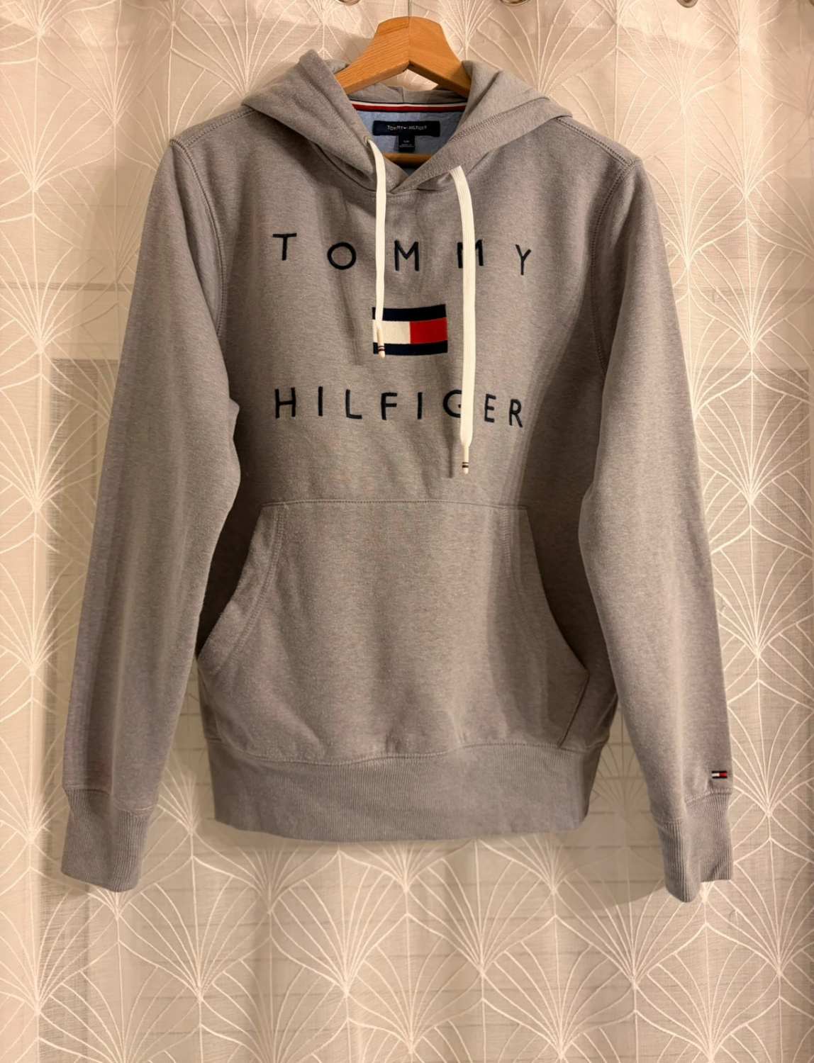 🔥🧥 Pull Tommy Hilfiger à Capuche Gris - Confort & Style