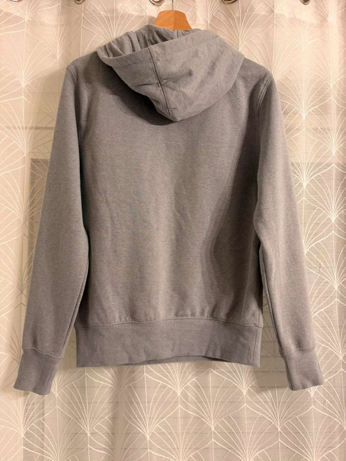 🔥🧥 Pull Tommy Hilfiger à Capuche Gris - Confort & Style