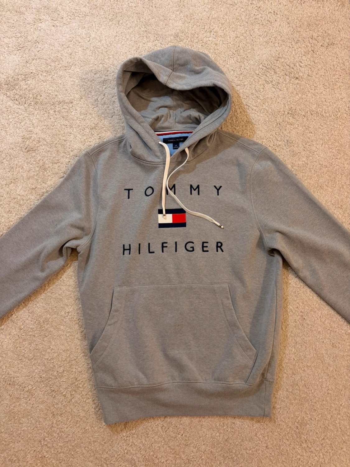 🔥🧥 Pull Tommy Hilfiger à Capuche Gris - Confort & Style