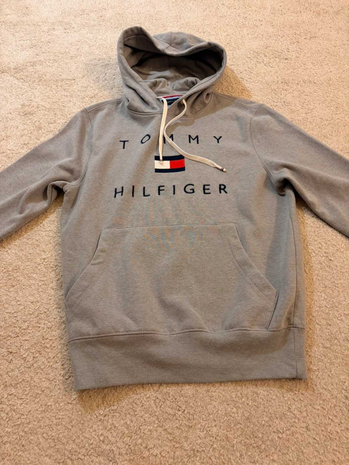🔥🧥 Pull Tommy Hilfiger à Capuche Gris - Confort & Style
