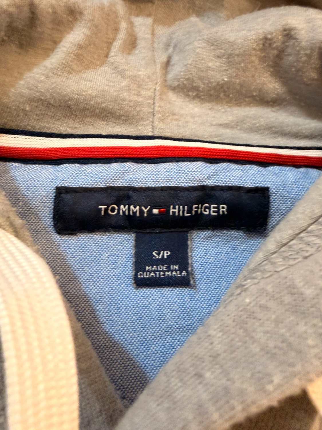 🔥🧥 Pull Tommy Hilfiger à Capuche Gris - Confort & Style