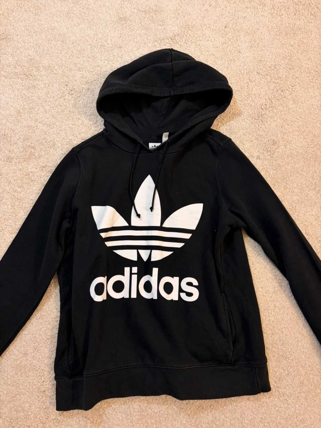 🖤 Felpa Adidas con Cappuccio e Logo Nera - Athleisure Chic