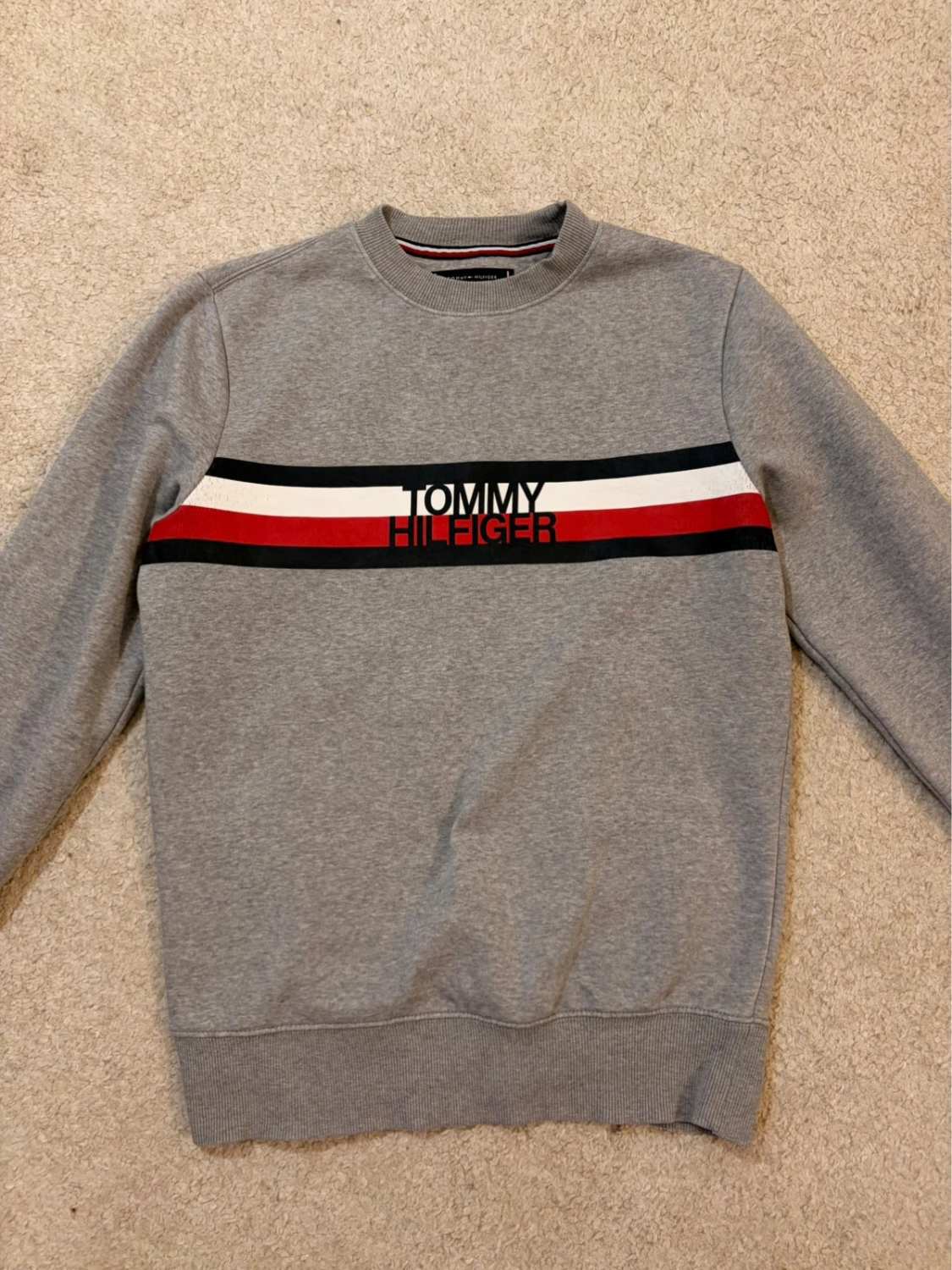 🧶 Pull Tommy Hilfiger Gris - Basique Confortable & Intemporel