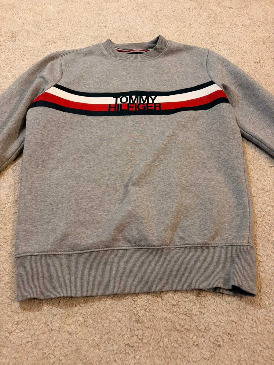 🧶 Pull Tommy Hilfiger Gris - Basique Confortable & Intemporel