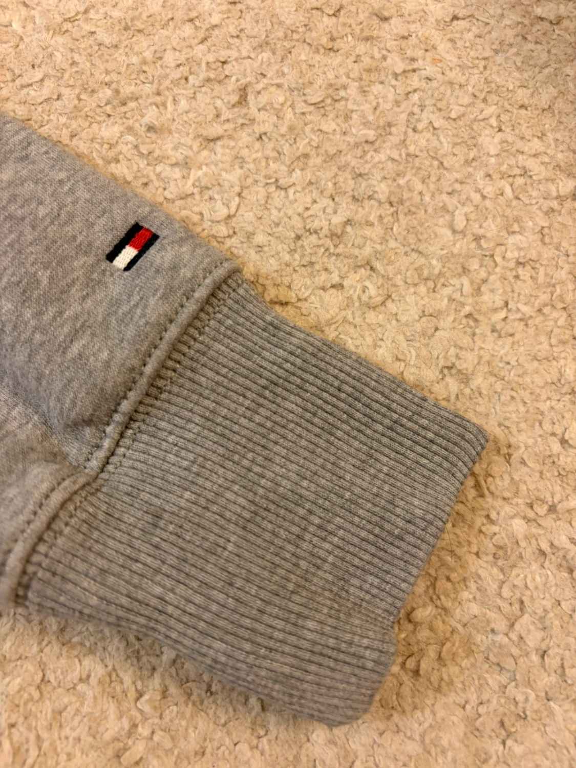 🧶 Pull Tommy Hilfiger Gris - Basique Confortable & Intemporel