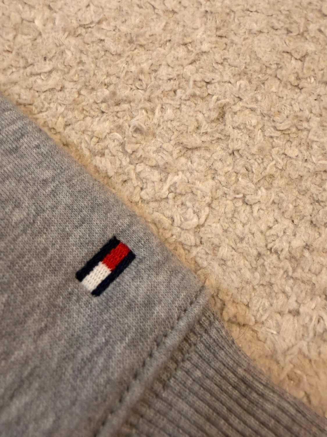 🧶 Pull Tommy Hilfiger Gris - Basique Confortable & Intemporel