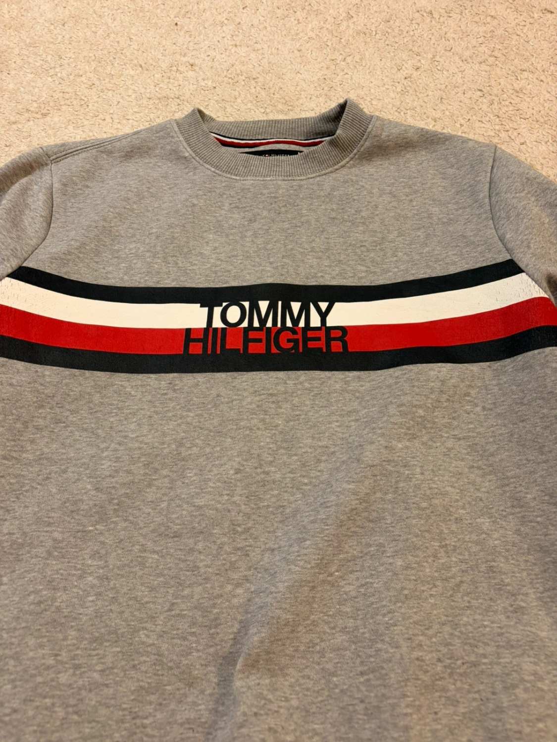 🧶 Pull Tommy Hilfiger Gris - Basique Confortable & Intemporel