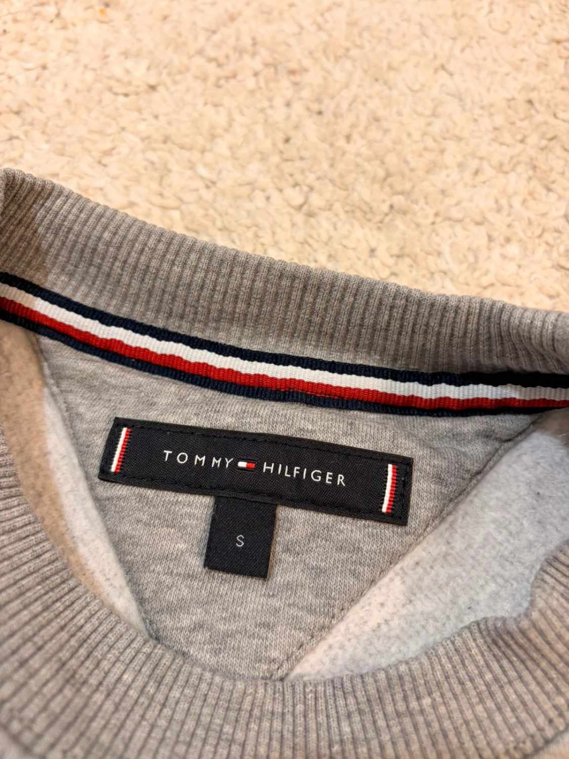 🧶 Pull Tommy Hilfiger Gris - Basique Confortable & Intemporel