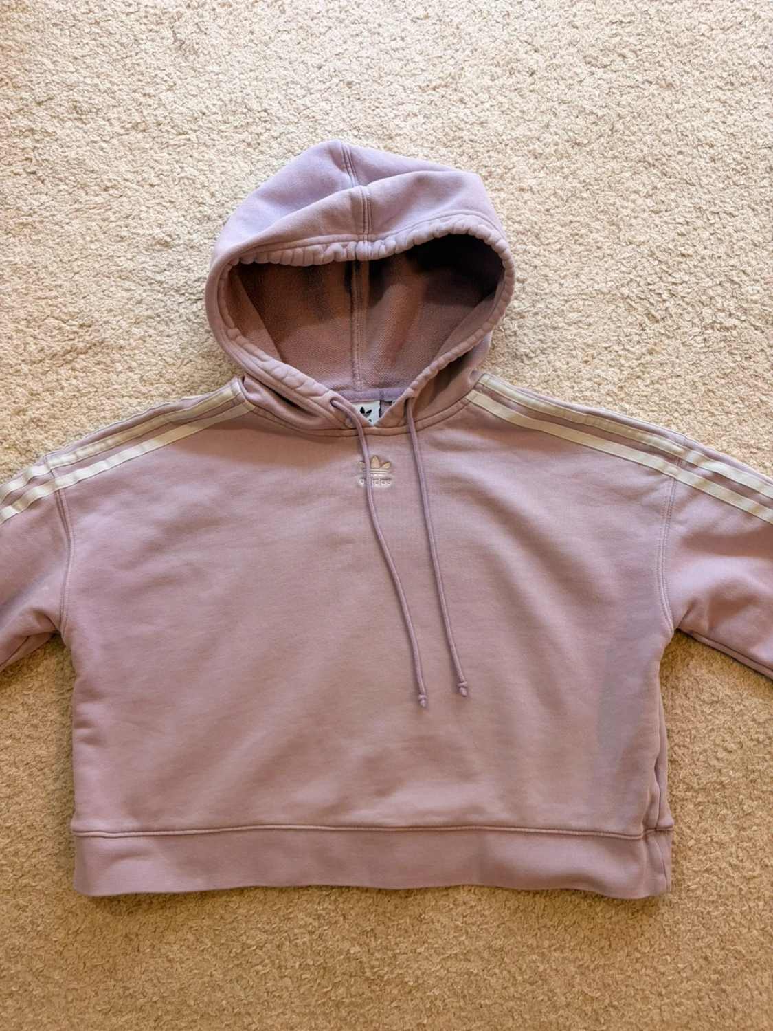 💜⚪️ Pull Adidas Crop à Capuche Lilas à Bandes Blanches - Douceur & Style Sportif