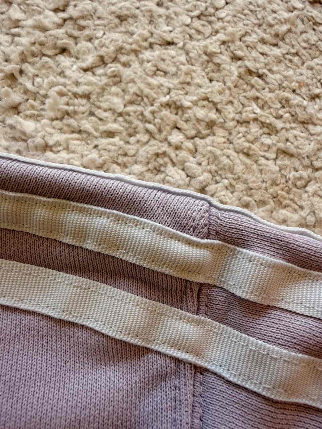 💜⚪️ Pull Adidas Crop à Capuche Lilas à Bandes Blanches - Douceur & Style Sportif