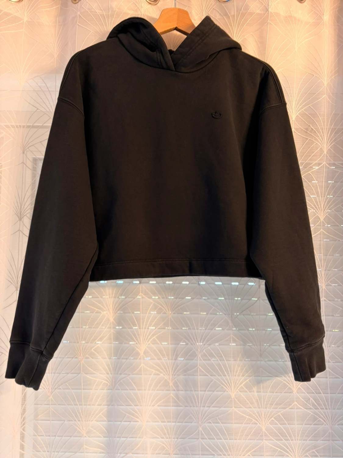 ♻️🖤 Pull Adidas Crop à Capuche Noir Recyclé - Écoresponsable & Tendance