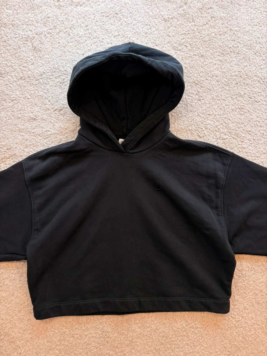 ♻️🖤 Pull Adidas Crop à Capuche Noir Recyclé - Écoresponsable & Tendance
