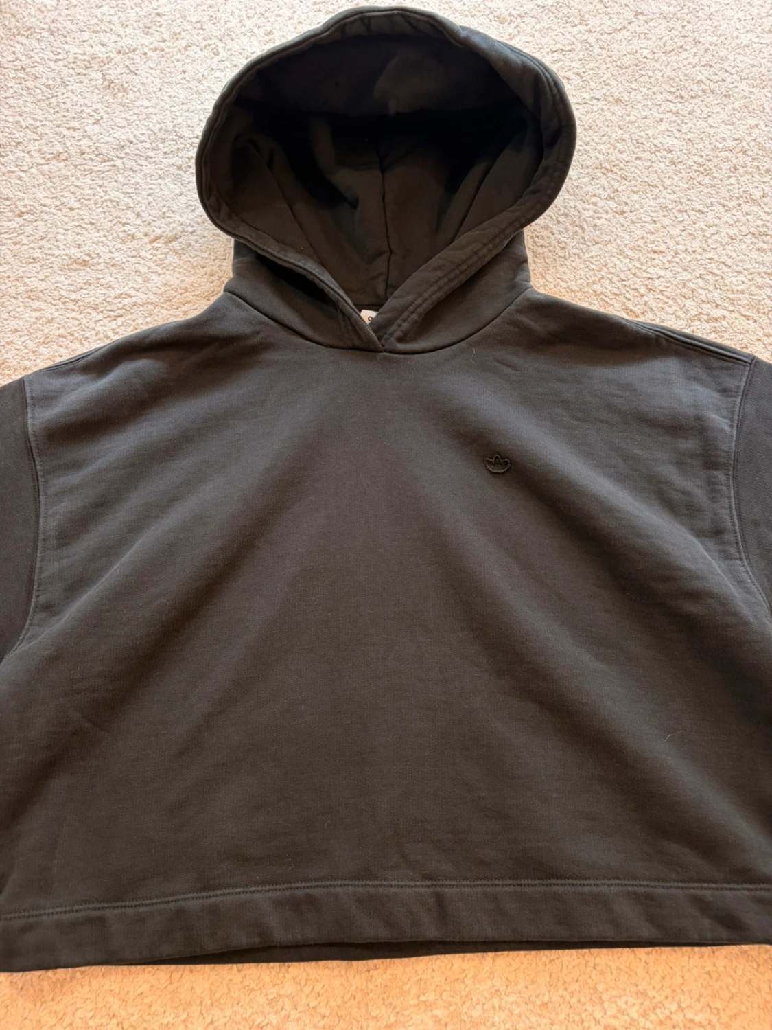 ♻️🖤 Pull Adidas Crop à Capuche Noir Recyclé - Écoresponsable & Tendance