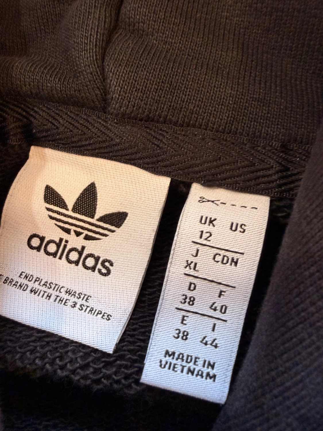 ♻️🖤 Pull Adidas Crop à Capuche Noir Recyclé - Écoresponsable & Tendance