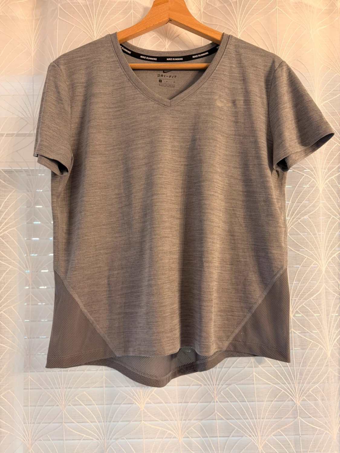 T-shirt Nike Running Dri-FIT Col V Gris - Performance & Respirabilite