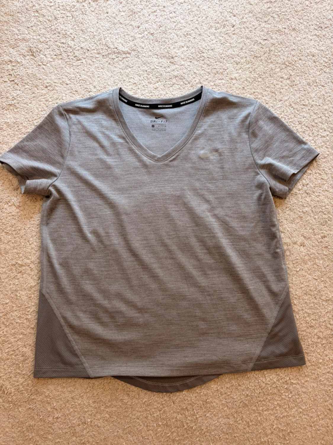 T-shirt Nike Running Dri-FIT Col V Gris - Performance & Respirabilite