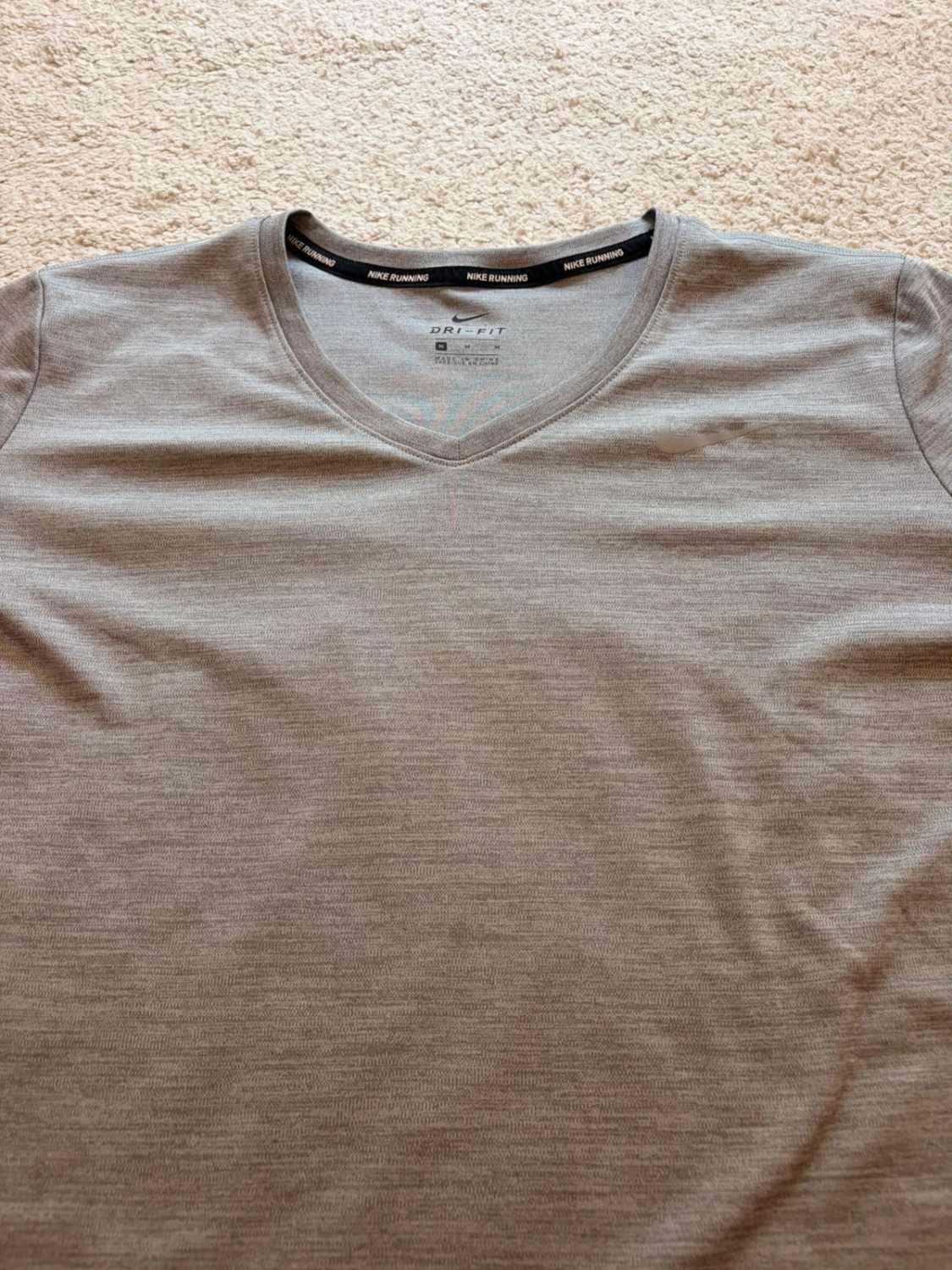 T-shirt Nike Running Dri-FIT Col V Gris - Performance & Respirabilite