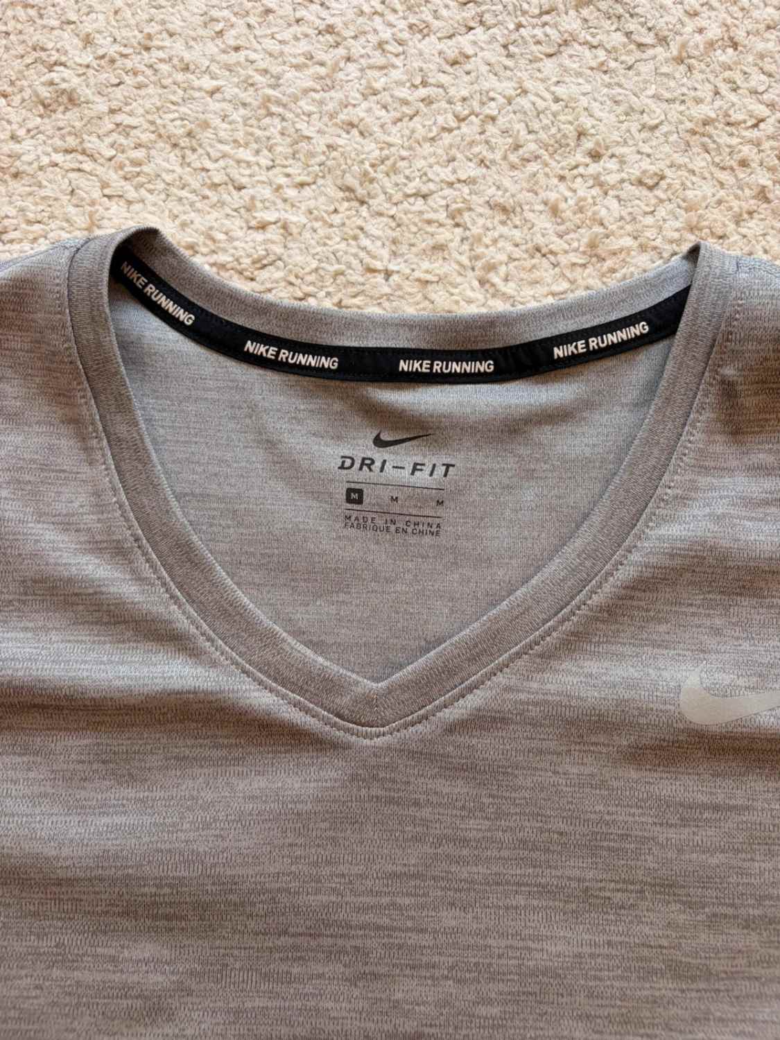T-shirt Nike Running Dri-FIT Col V Gris - Performance & Respirabilite