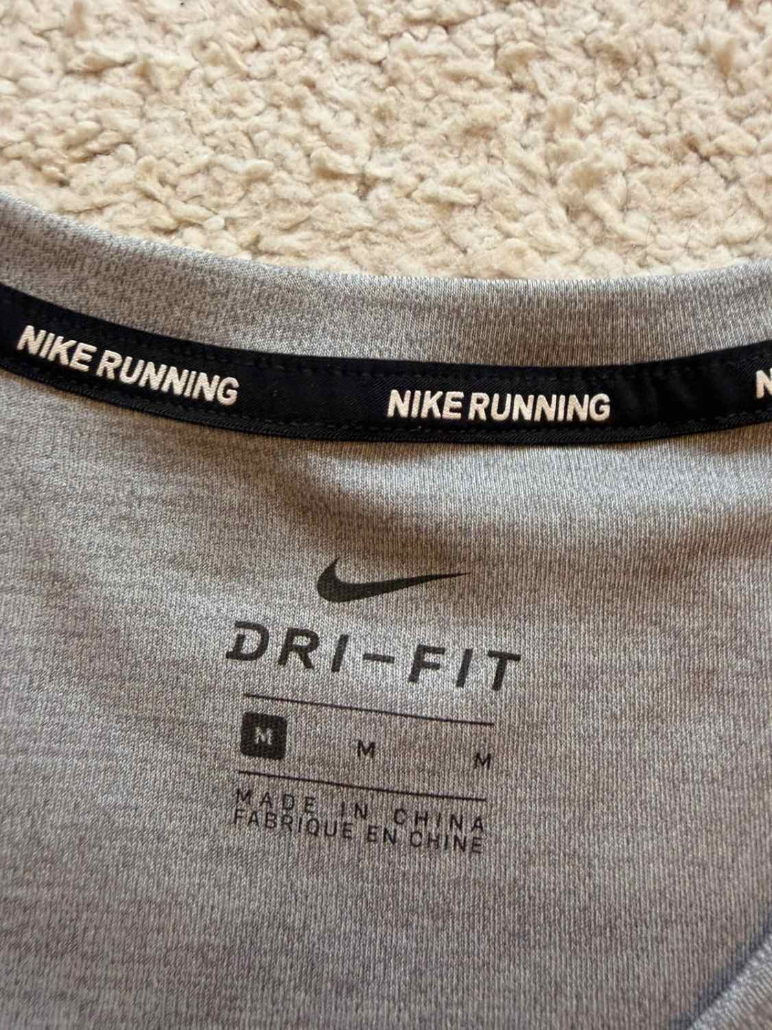 T-shirt Nike Running Dri-FIT Col V Gris - Performance & Respirabilite