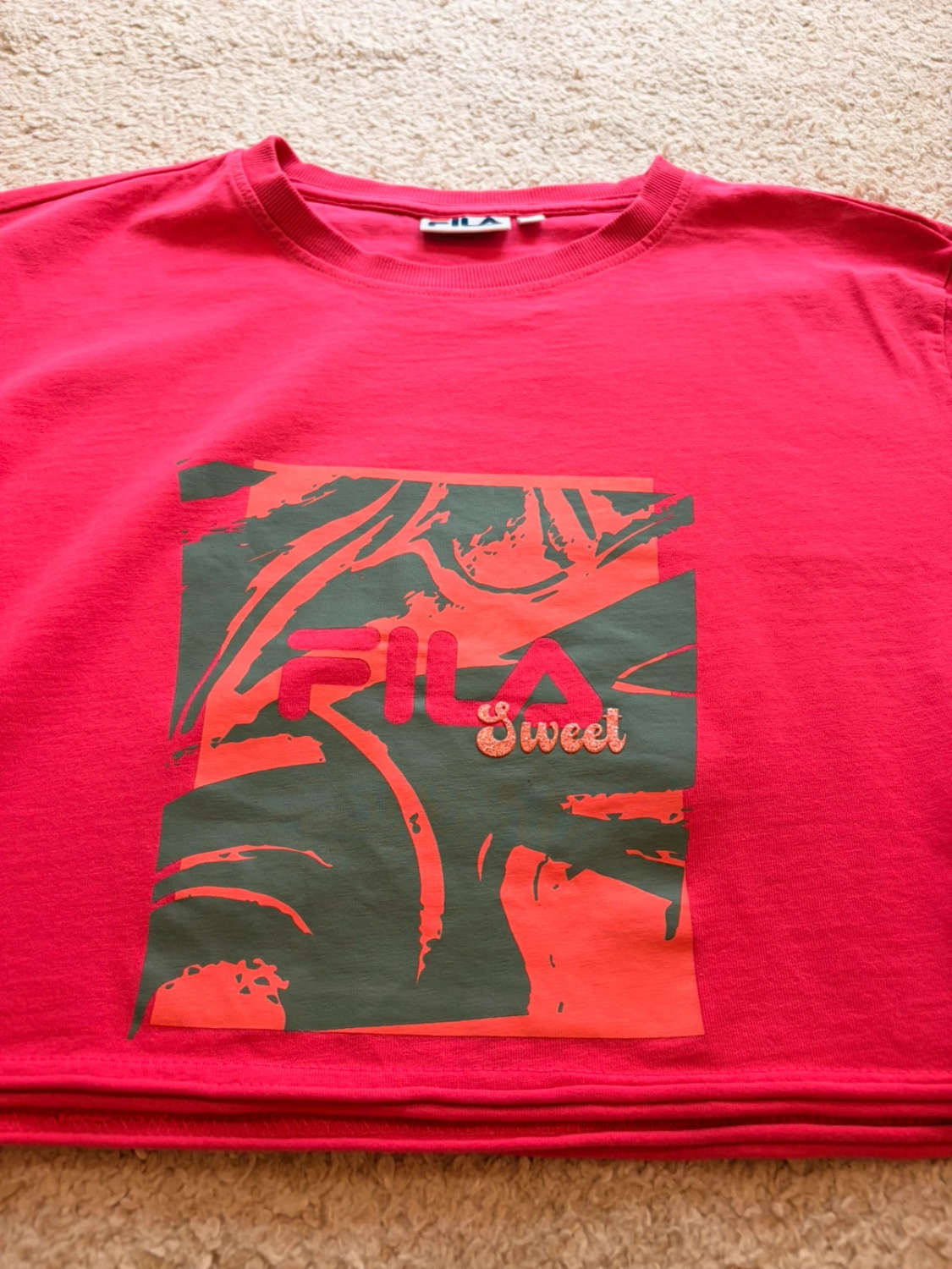 🎽 T-shirt Fila Crop Imprimé Fuchsia/Vert/Corail - Coloré & Tendance