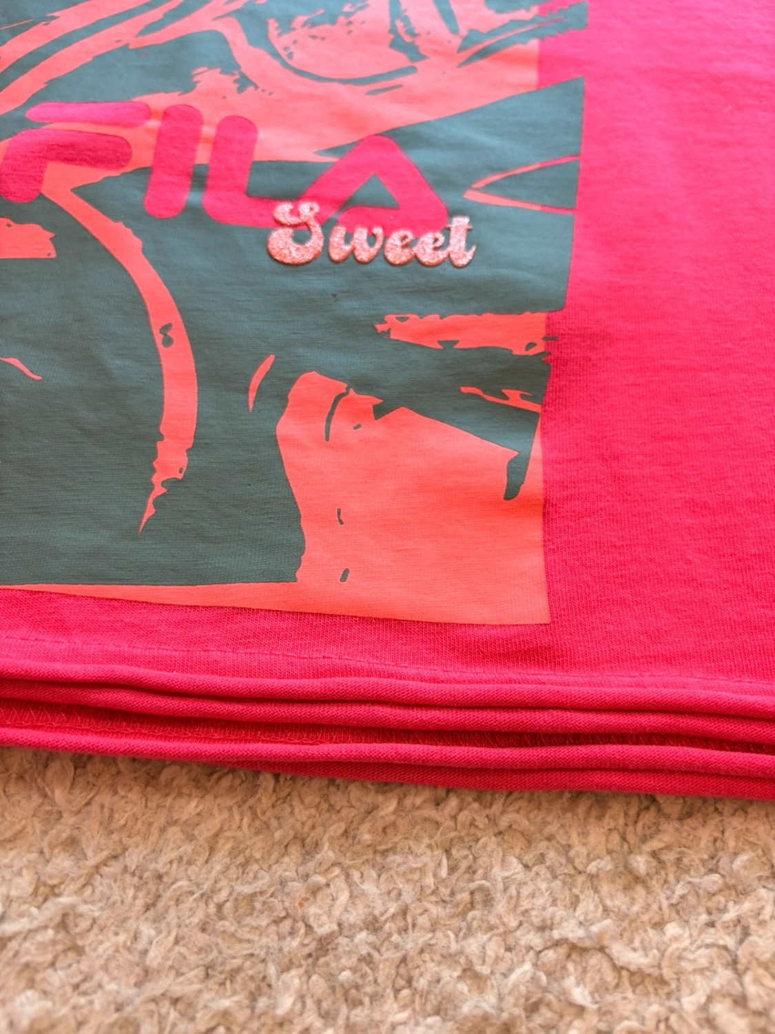 🎽 T-shirt Fila Crop Imprimé Fuchsia/Vert/Corail - Coloré & Tendance