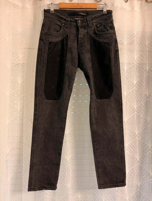 Jean Jeckerson Noir Délavé Gris Anthracite Empiècements Effect Suède Alcantara Cuisses Patch Cuir Dos Denim Stretch 98% Coton 2% Élasthanne Slim Straight Made in Italy W29 (FR 38)