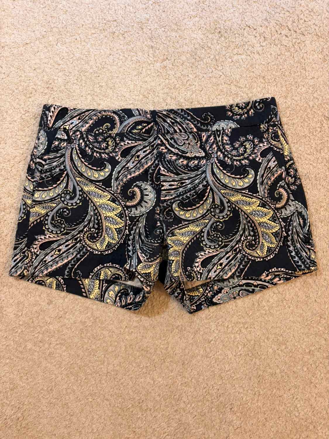 🍌🖤 Short Banana Republic Hampton Fit à Motif Jaune/Bleu - Élégance Estivale