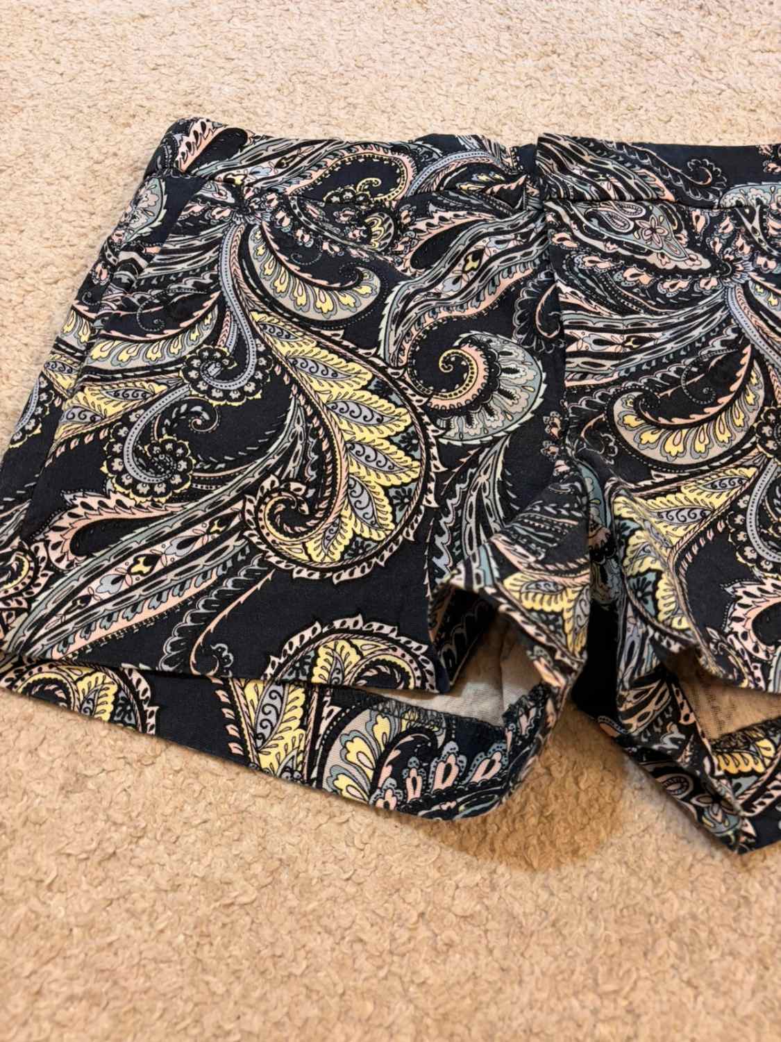 🍌🖤 Short Banana Republic Hampton Fit à Motif Jaune/Bleu - Élégance Estivale