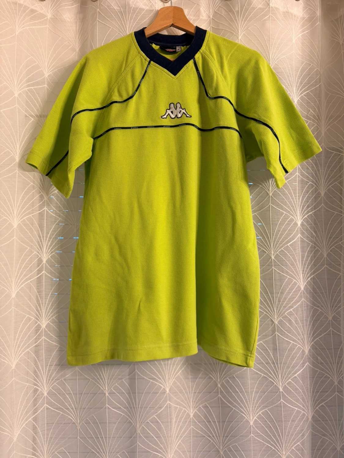 🍀 T-shirt Kappa Logo Brode Col V Vert - Sportif & Confortable