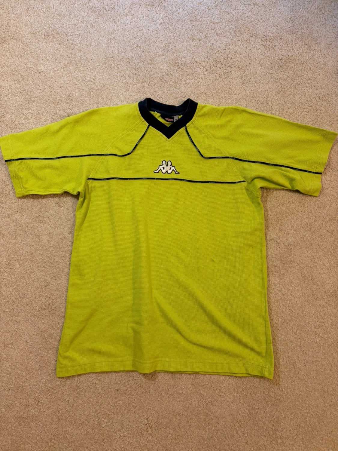🍀 T-shirt Kappa Logo Brode Col V Vert - Sportif & Confortable