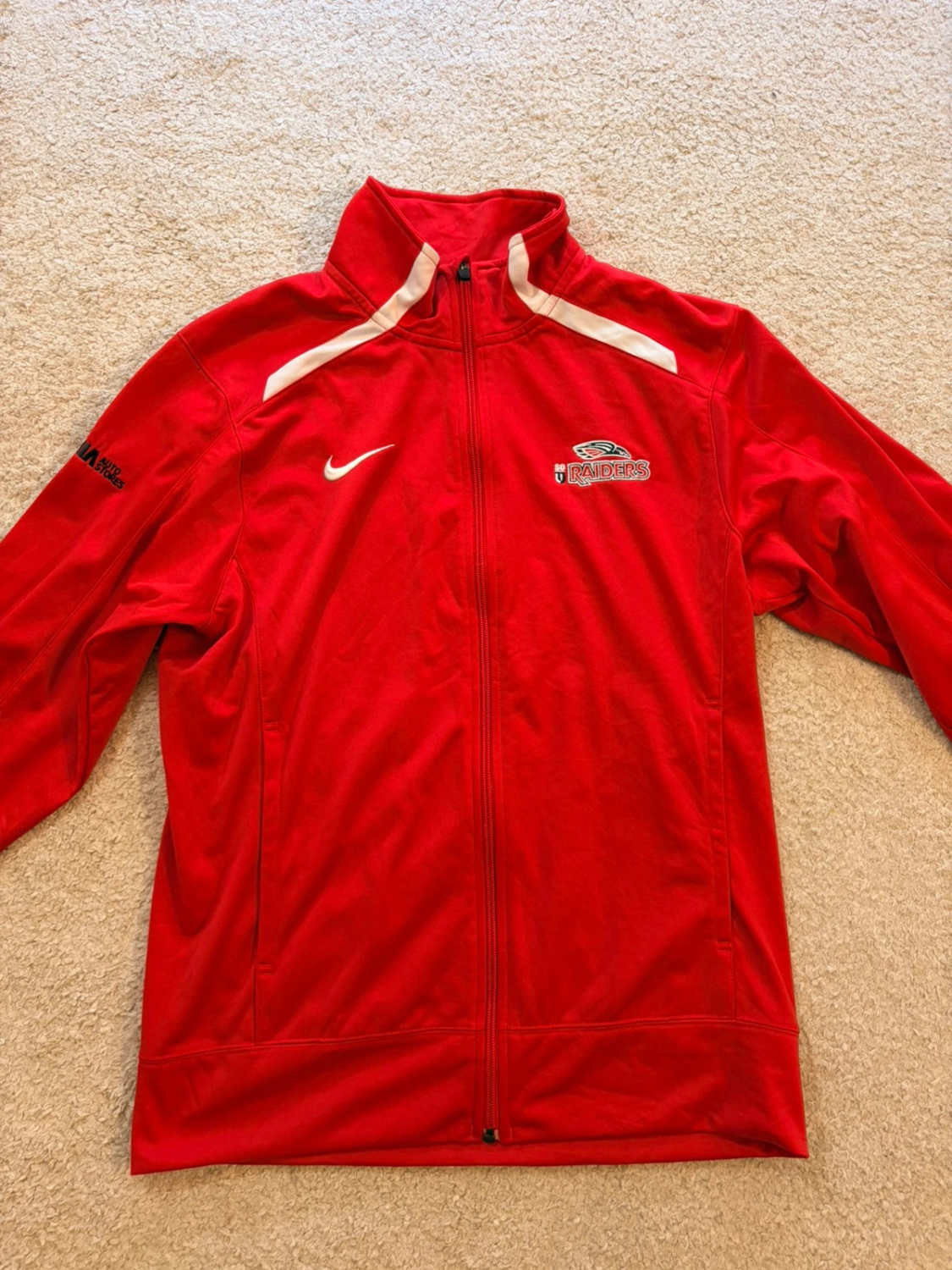🏈🔥 Veste Nike "Raiders Lithia Auto Store" Rouge/Blanc - Collector & Sportive