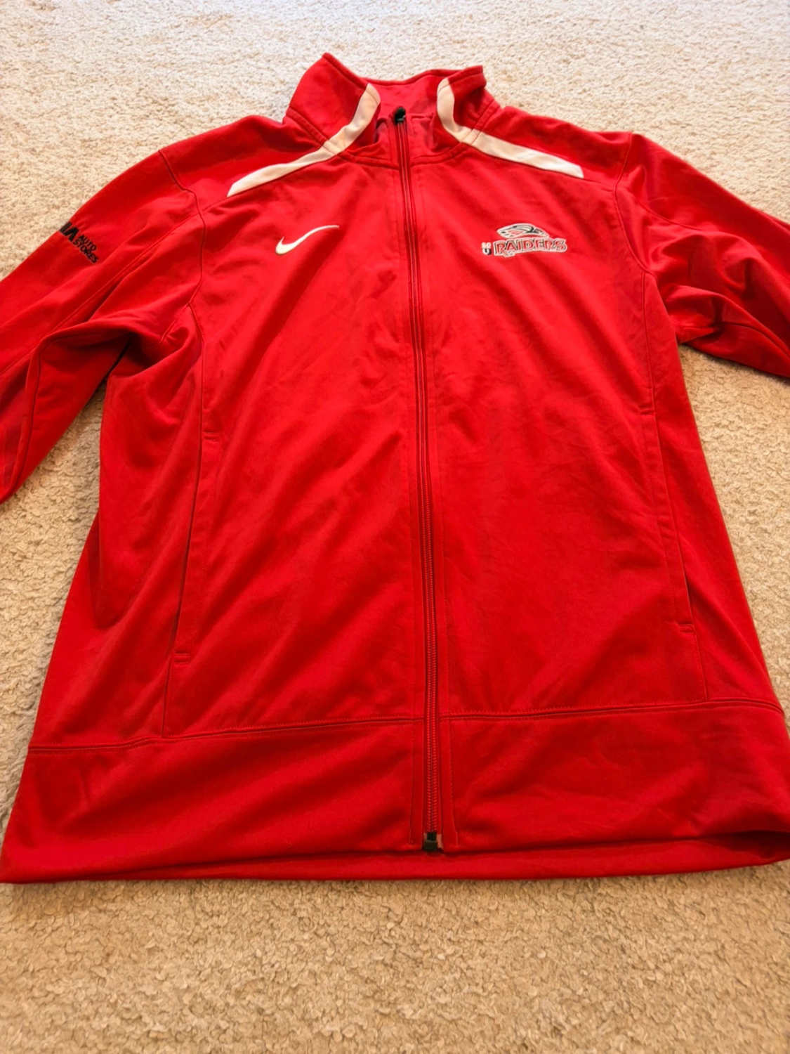 🏈🔥 Veste Nike "Raiders Lithia Auto Store" Rouge/Blanc - Collector & Sportive