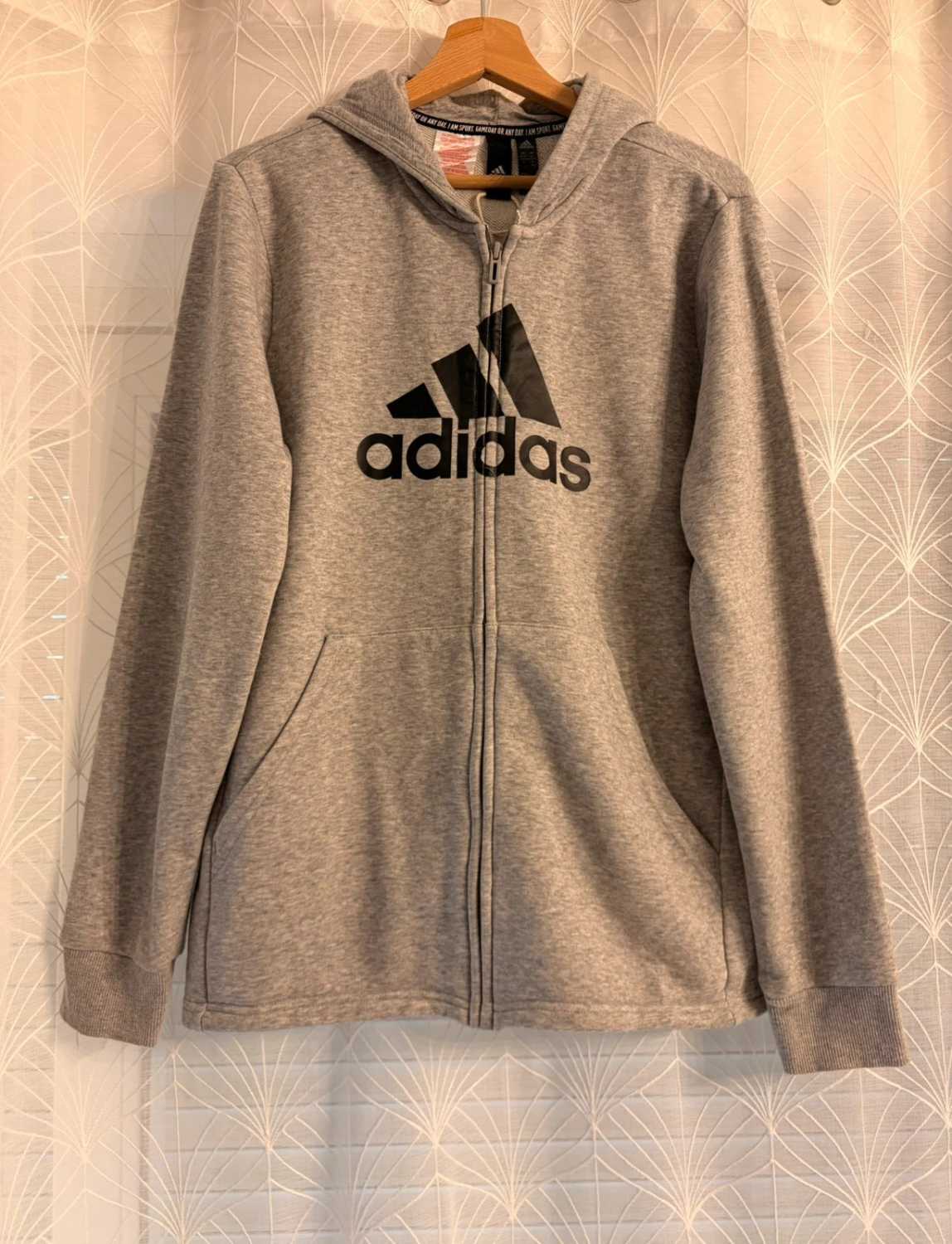 🧥 Veste Adidas à Capuche Zip Grise - Confortable & Pratique