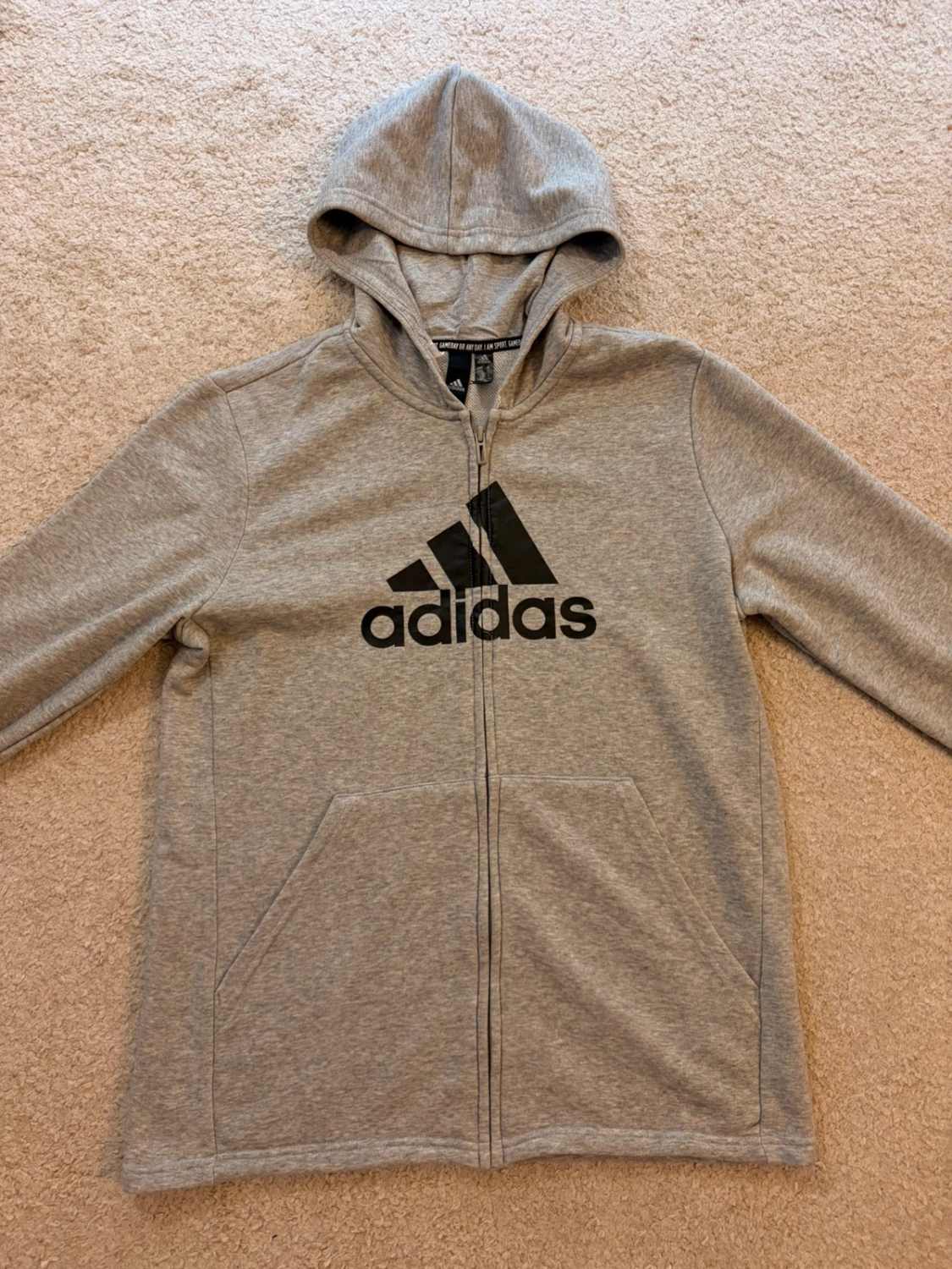 🧥 Veste Adidas à Capuche Zip Grise - Confortable & Pratique