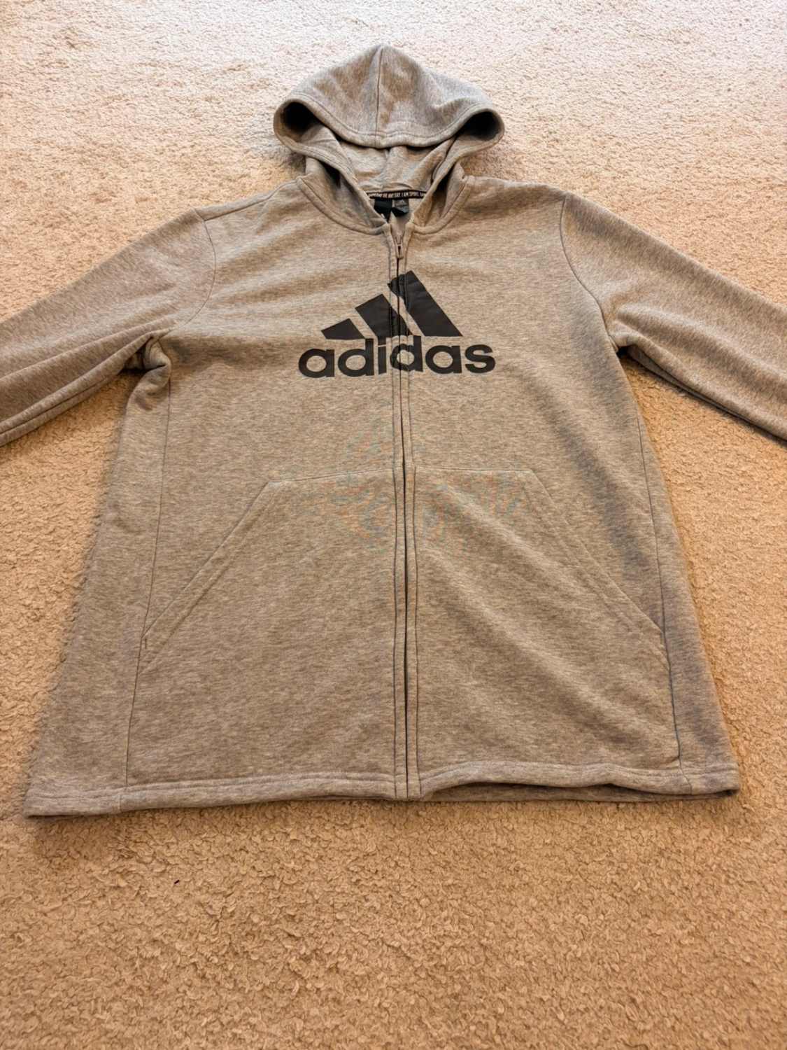 🧥 Veste Adidas à Capuche Zip Grise - Confortable & Pratique
