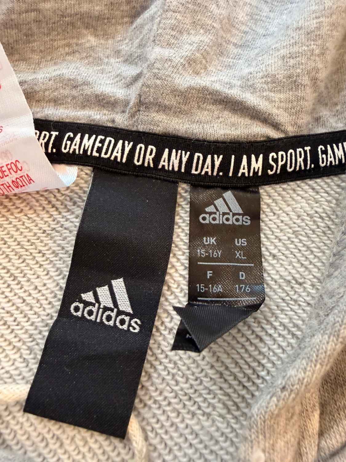 🧥 Veste Adidas à Capuche Zip Grise - Confortable & Pratique