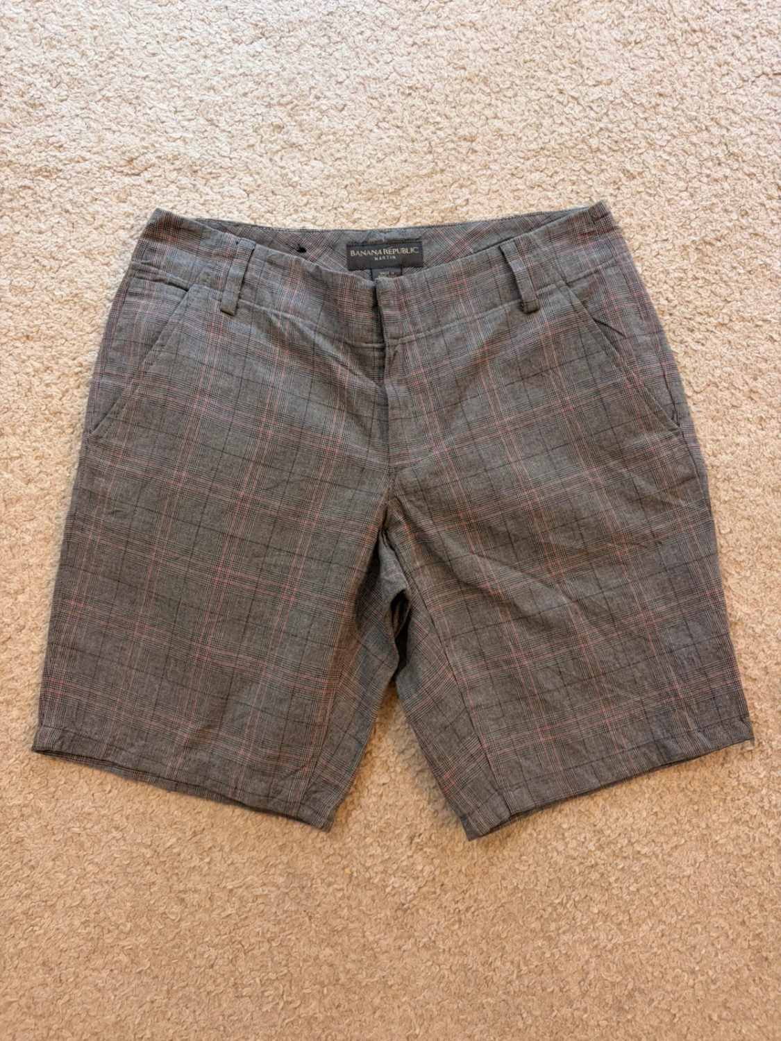 🎲🩳 Short Banana Republic "Martin Fit" à Carreaux Gris/Noir/Rouge - Audacieux & Casual