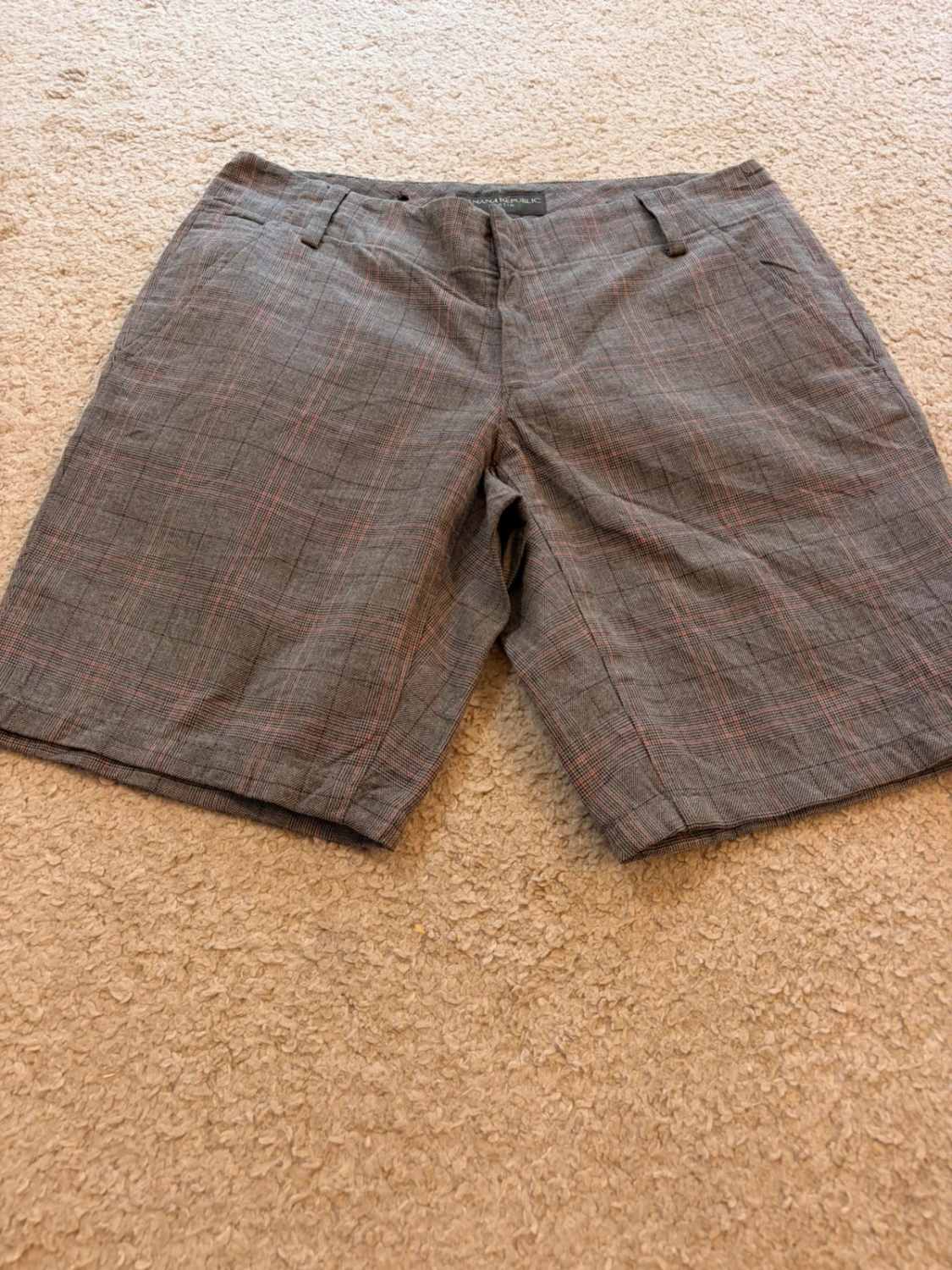 🎲🩳 Short Banana Republic "Martin Fit" à Carreaux Gris/Noir/Rouge - Audacieux & Casual