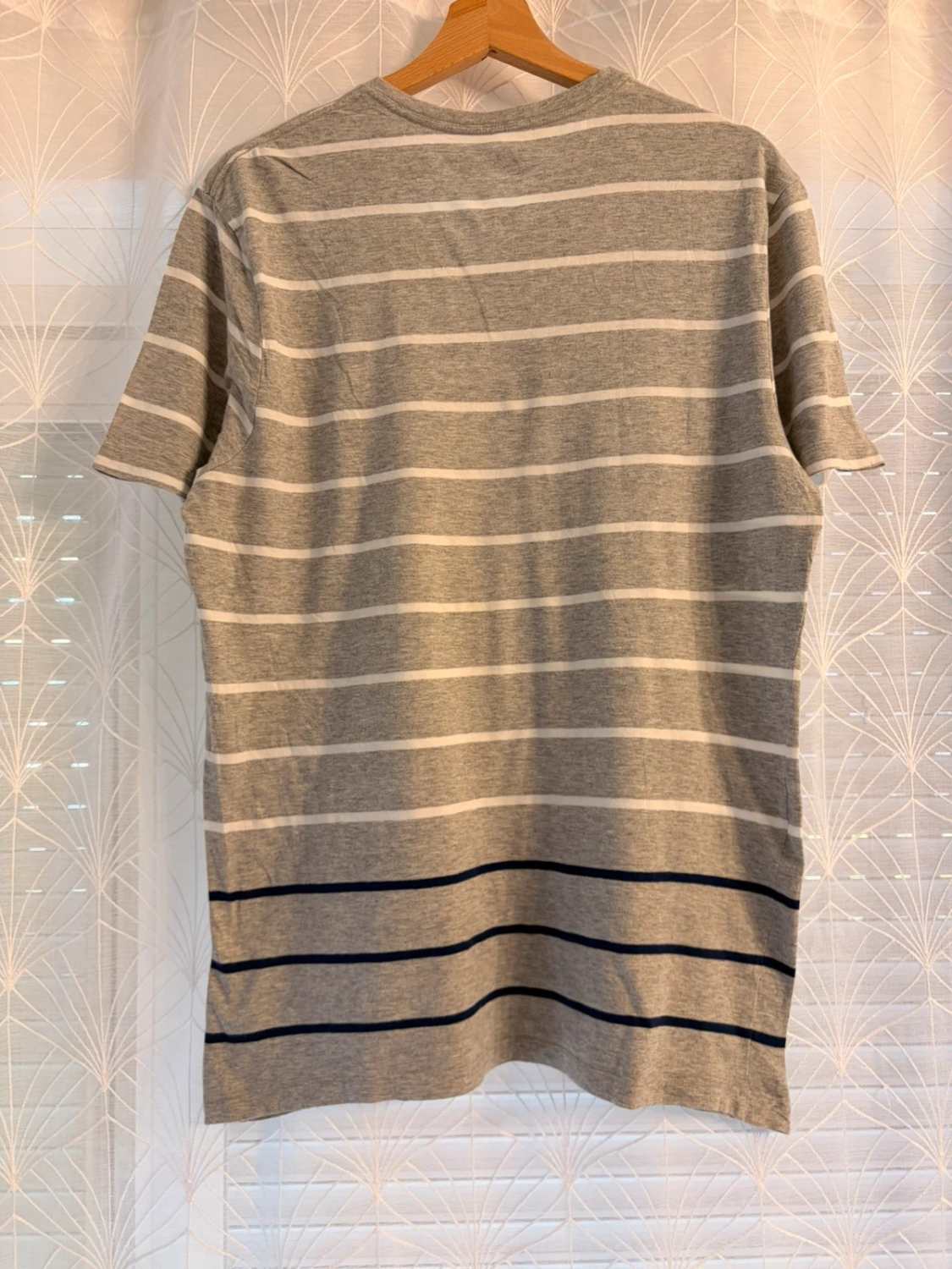 🎽 T-shirt Banana Republic Col V à Rayures Gris/Blanc/Marine - Nautique & Décontracté