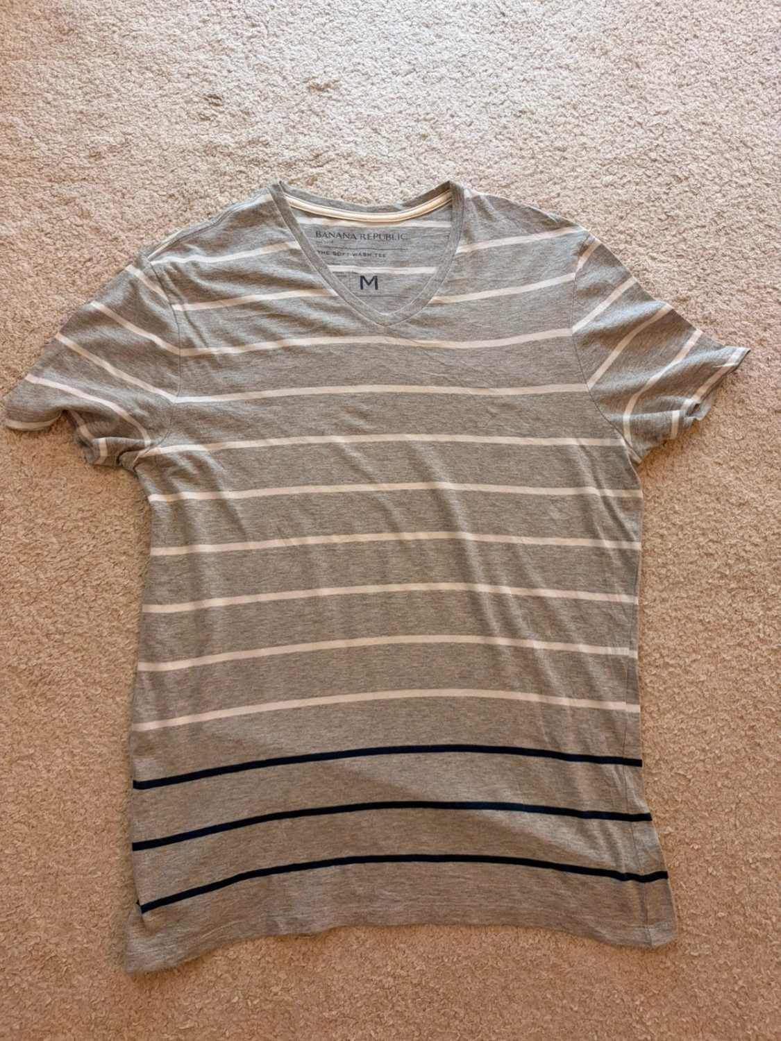 🎽 T-shirt Banana Republic Col V à Rayures Gris/Blanc/Marine - Nautique & Décontracté